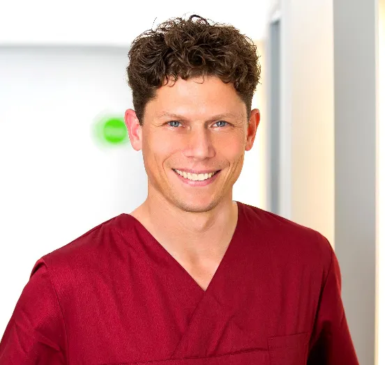 Einfühlsame Zahnärztin: Moderne Erwachsenen- und Kinderbehandlung